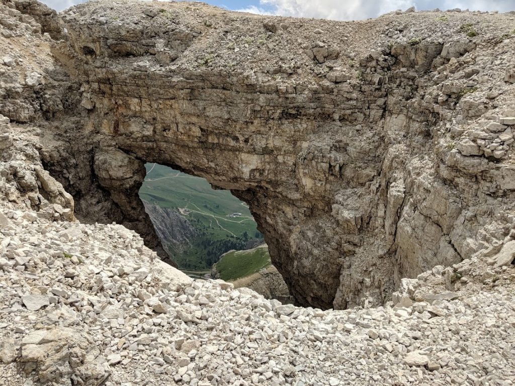 Nezabezpečená díra na vrcholu Passso Pordoi