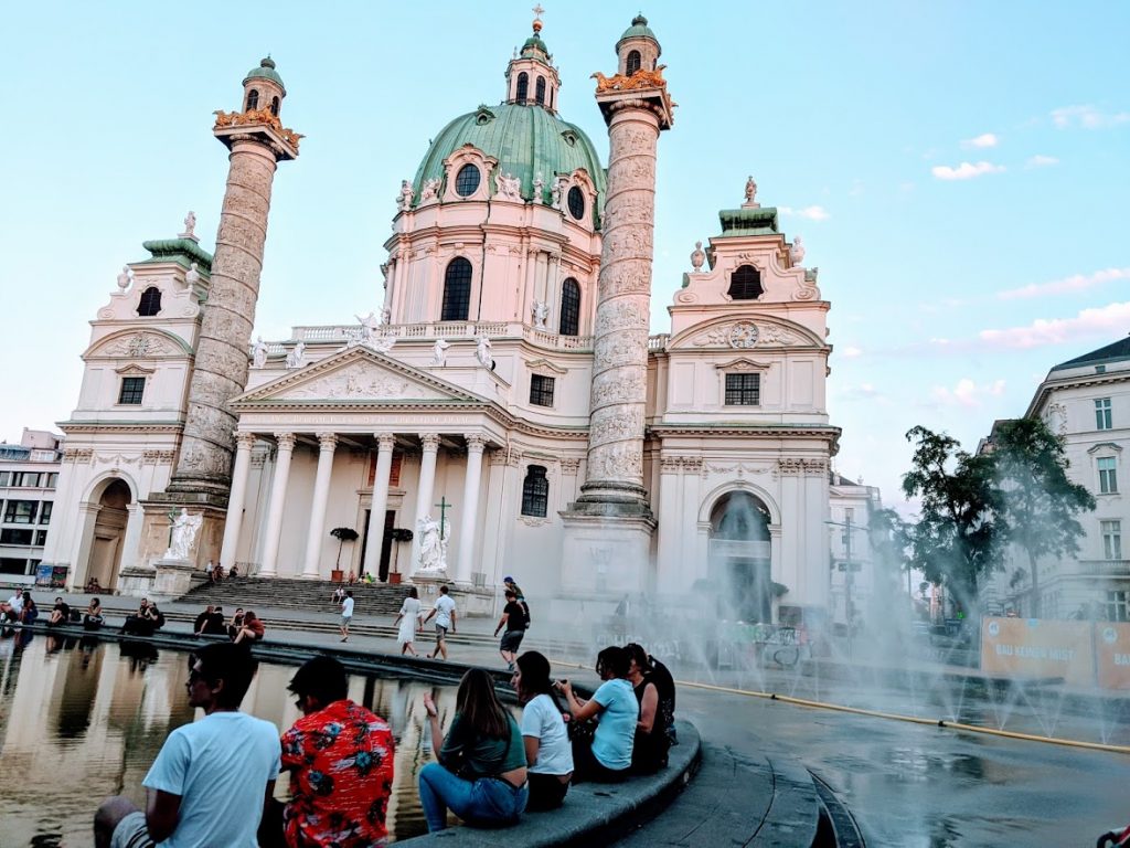 Večerní atmosféra u kostela sv. Karla Boromejského